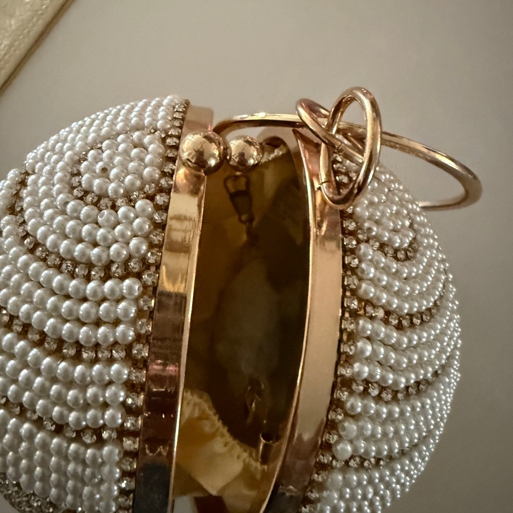 Elegant Pearl and Gold Evening Clutch - Picture 4 of 12